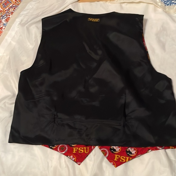 FSU Vest size XL for the Florida State sports fanatic. Ready for its new… - Picture 4 of 5